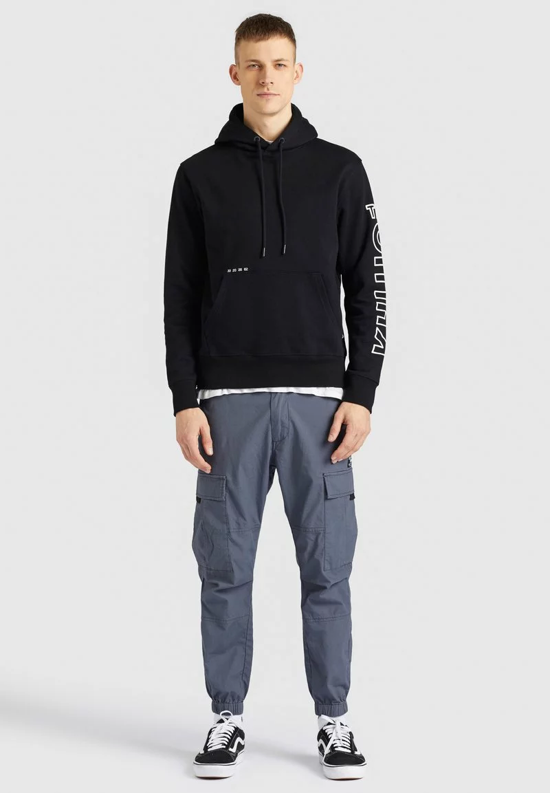 Rabatt ✔️ Khujo RODNEY - LOGO - Kapuzenpullover - Black, Herren 🔥 1 Rabatt ✔️ Khujo RODNEY - LOGO - Kapuzenpullover - Black, Herren 🔥