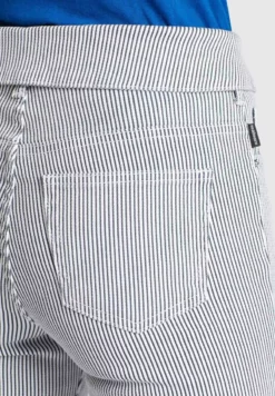 Top 10 🤩 Khujo EAST - 👖 Jeans Slim Fit - Blue/white, Damen 🛒 12 Top 10 🤩 Khujo EAST - 👖 Jeans Slim Fit - Blue/white, Damen 🛒 -Khujo Exquisiter Laden bd844c0965eb45d5b11a1bd6dabcff6f